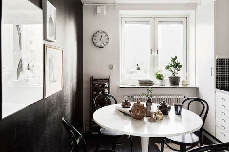 Svartvitt kök i skandinavisk stil