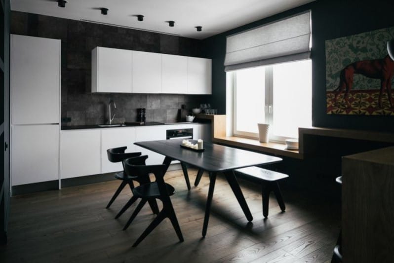 Kombinationen av svart och grått i kökets inre