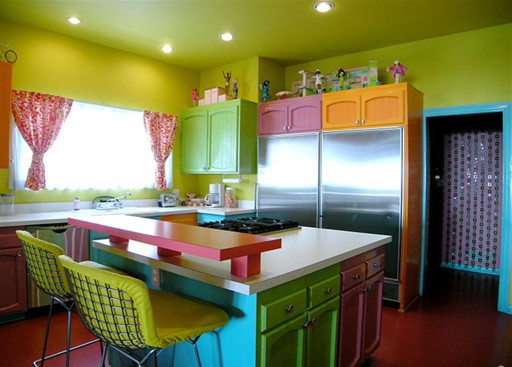 Alle regnbuens farger i kjøkkenet kan godt bli grunnlaget for et fantastisk livsbekreftende interiør