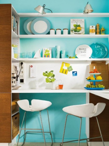 Dapur kecil dalam warna biru kelihatan comel dan menarik