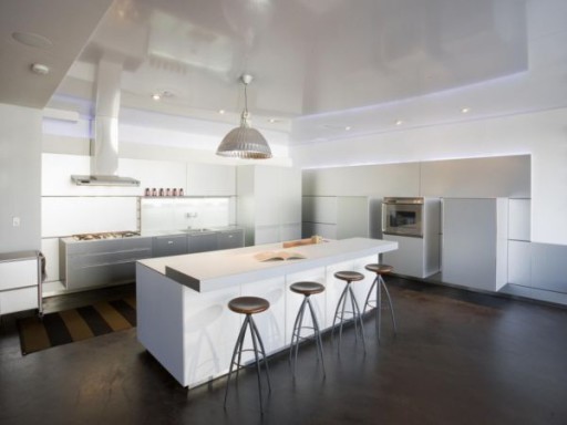 The main idea of ​​the design of this kitchen in the style of Contemporary - a bright contrast between the color of the floor and kitchen furniture
