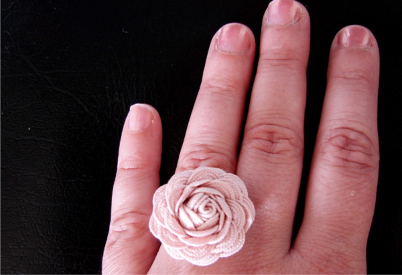 एक फूल के साथ एक ब्रेड-लहर से अंगूठी