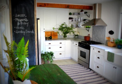 Jednoduché vybavení bílo-zelené kuchyně přitahuje originální řešení barev