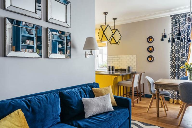 Kuhinja-dnevna soba v rumeni in modri barvi