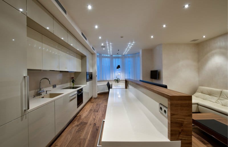 Dapur dengan tingkap teluk dalam gaya moden