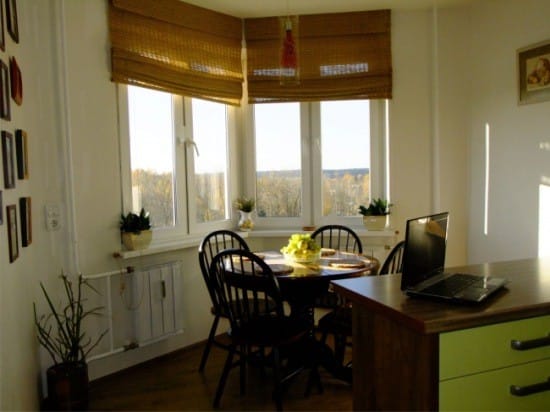 Dapur dengan ruang makan di tingkap bay