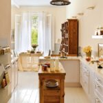 Hvide gardiner i det indre af køkken-spisestue i Provence stil
