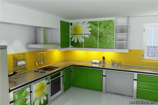 Una cucina bianco-verde allegra ed elegante con un grembiule giallo crea un'atmosfera di eterna estate