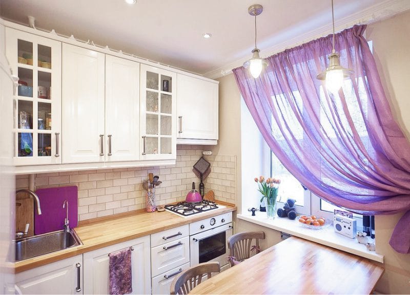 Kjøkken med fiolett tilbehør og gardiner