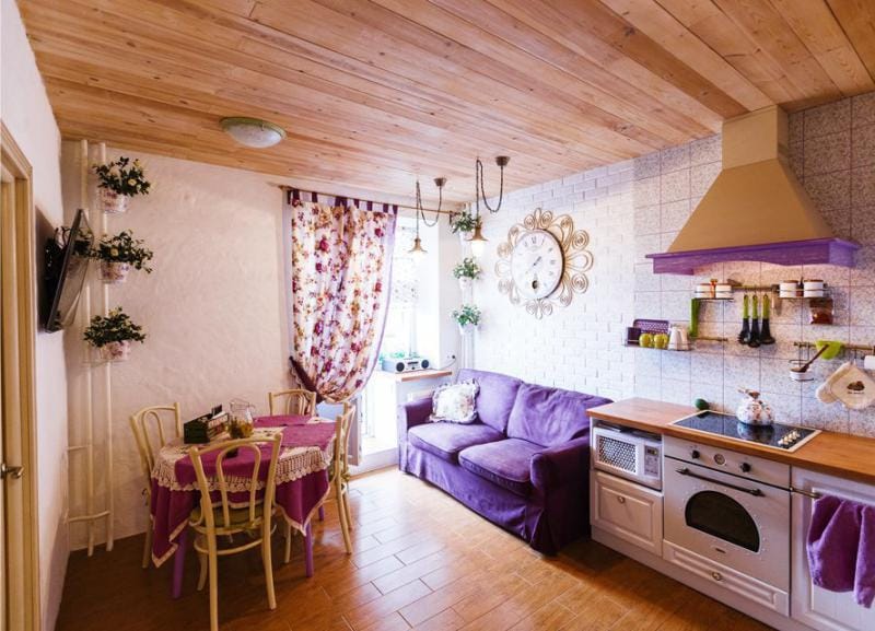 Kjøkkeninnredning i Provence-stil med lilla aksenter