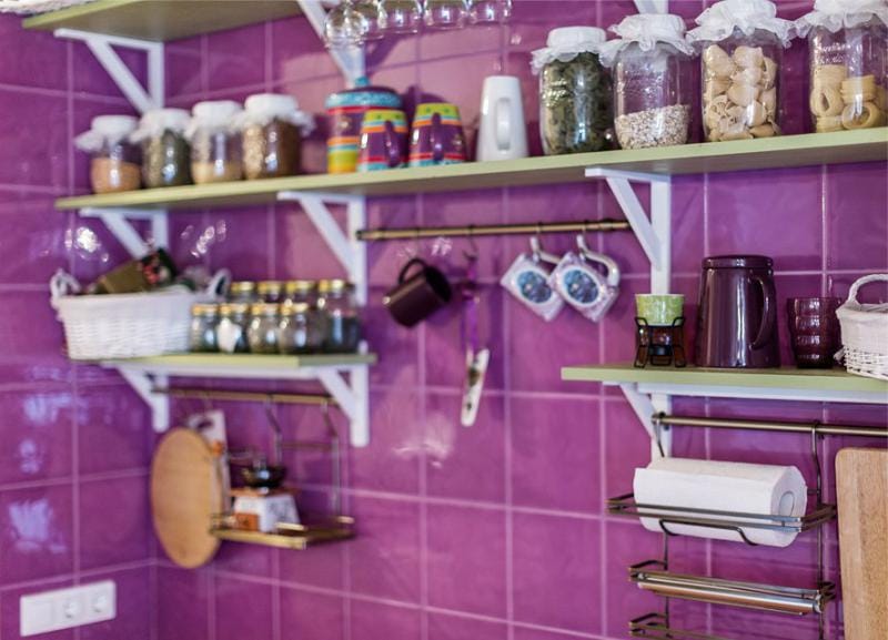 Kjøkkeninnredning i Provence-stil med lilla aksenter