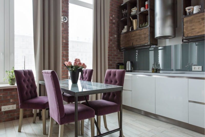 Kjøkken i loft stil med stoler i fiolett møbeltrekk