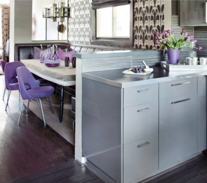 Grå-violet kjøkken