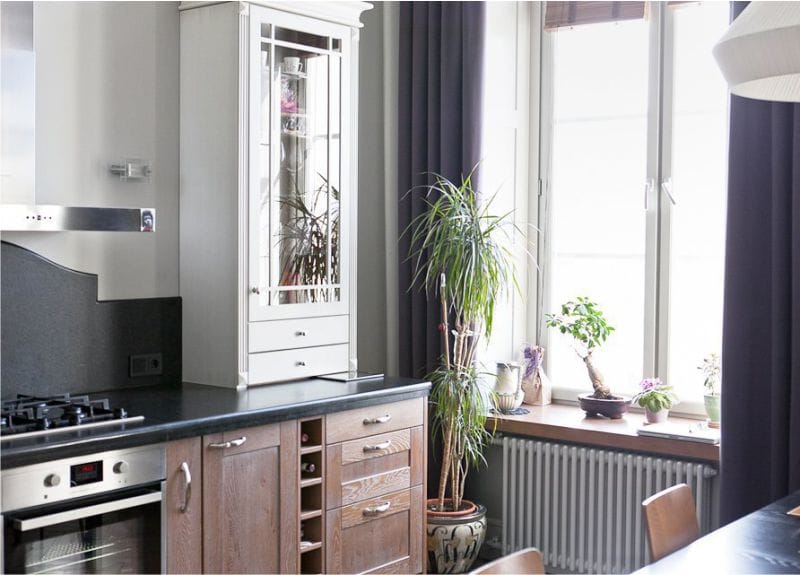 Kjøkken i neoklassisk stil med mørke lilla gardiner