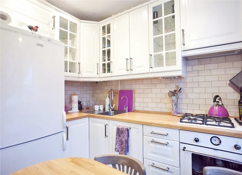 Kjøkken med fiolett tilbehør og gardiner