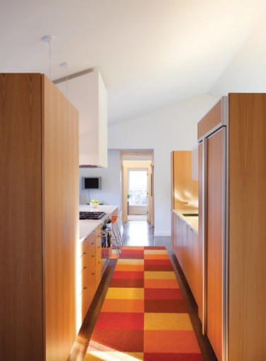 Barevný koberec v kuchyni, vyzdobený v uklidňujících barvách, získal akcentní úlohu akcentu