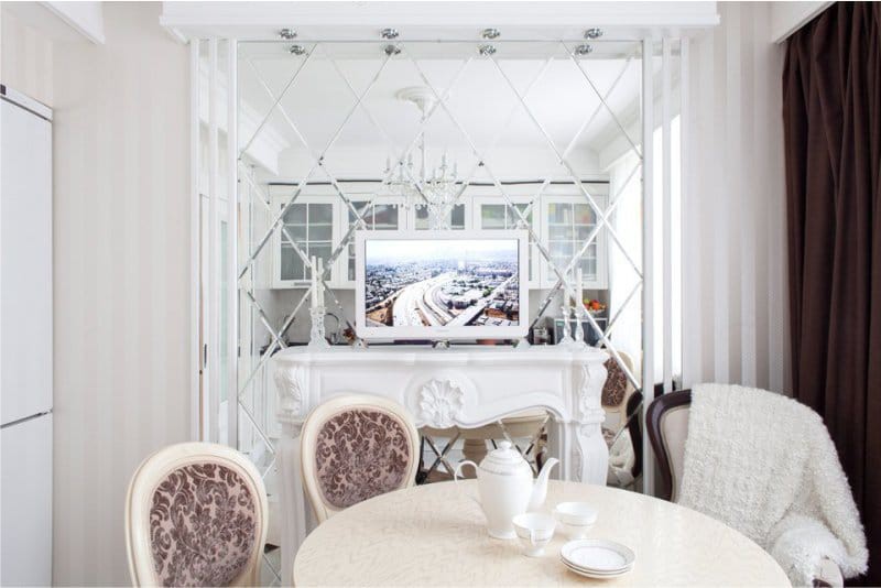 Exempel på dekorering av matsal med spegelplatta med fasett och bakgrundsbelysning