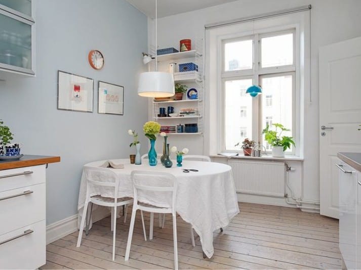 Svetlo modre stene v notranjosti kuhinje