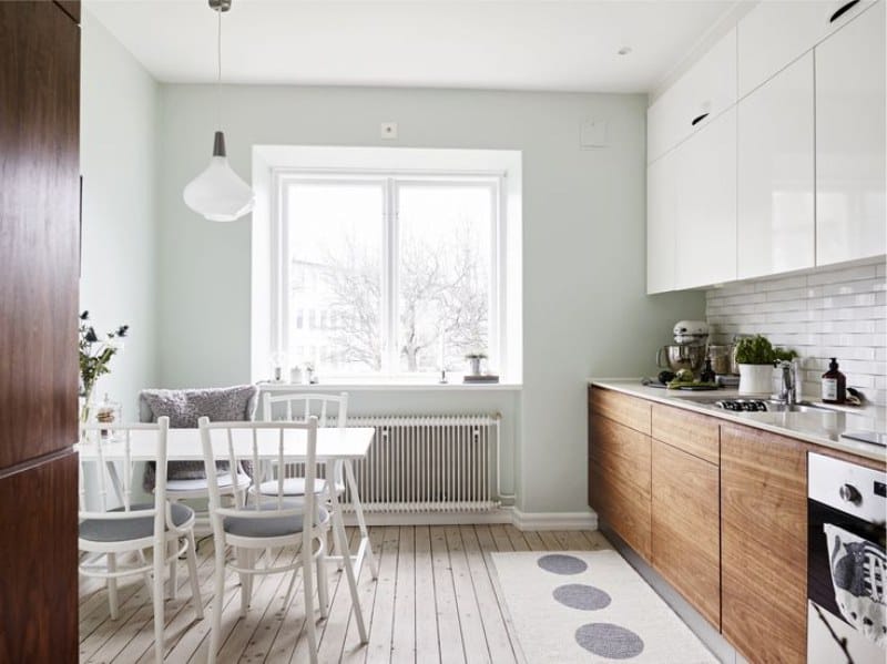 Svetlo modre stene v notranjosti kuhinje