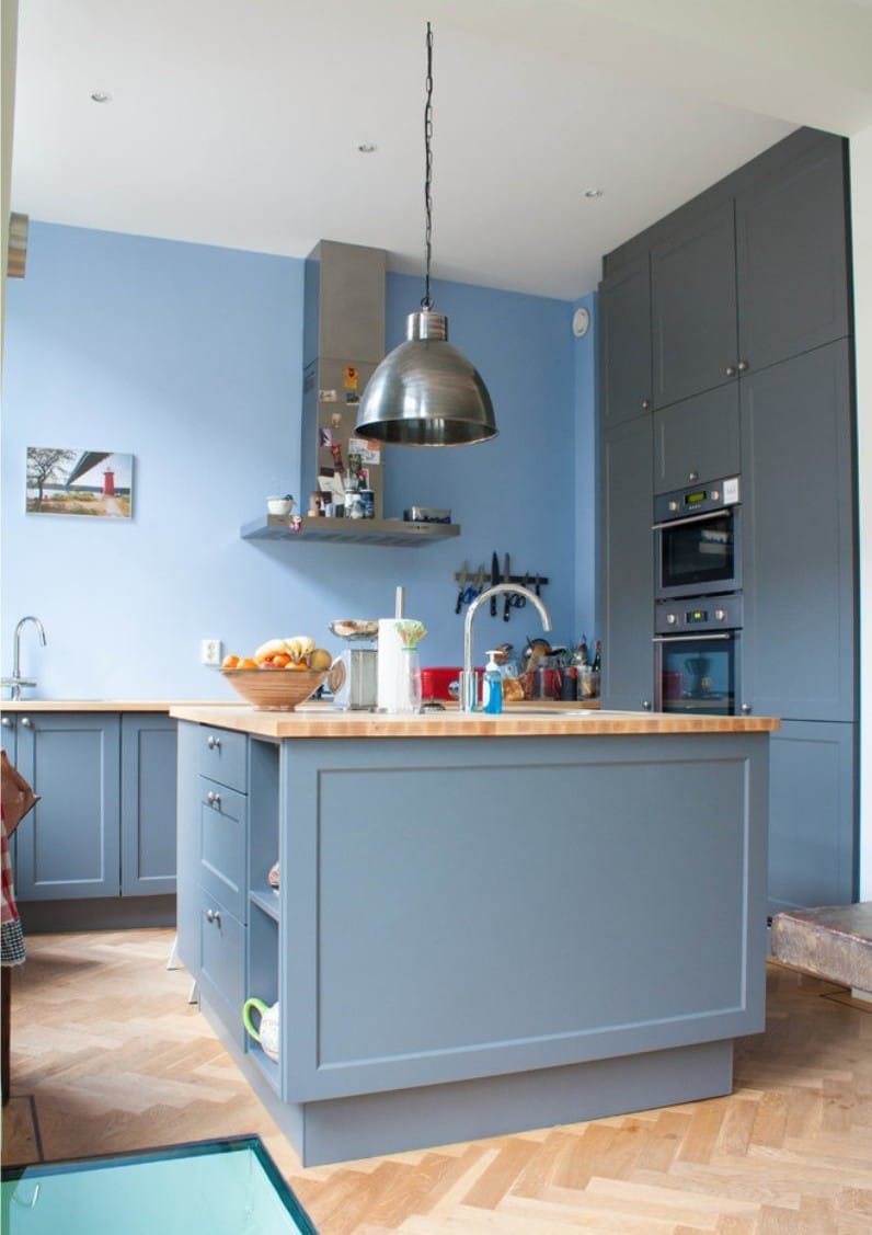 Monokrom blå skala i kökets inre