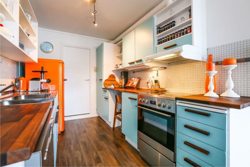 Oranžno modra barva v notranjosti kuhinje