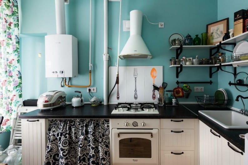 Črna in modra barva v notranjosti kuhinje v slogu Provence