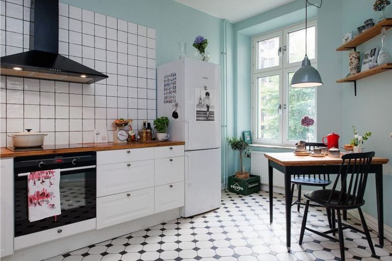 Črna in modra v notranjosti kuhinje
