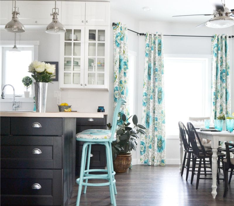 Modre zavese v notranjosti kuhinje