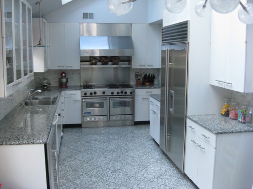 Majhna siva kuhinja s pulti iz granita izgleda elegantno
