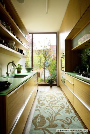Zelení v okně harmonicky kombinované se zeleným povrchem