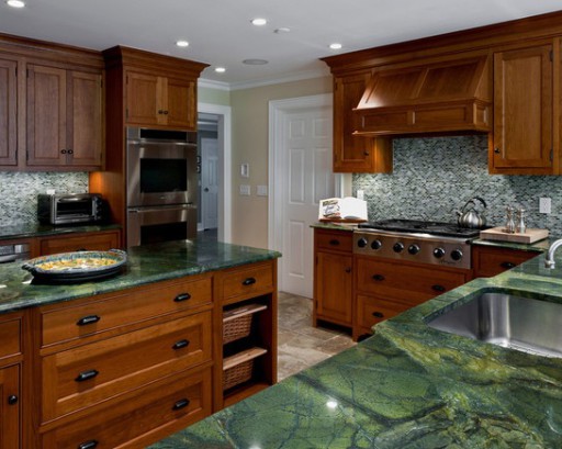 Malachite countertops in temno pohištvo lesa lahko šteje za klasično barvno shemo za kuhinjo