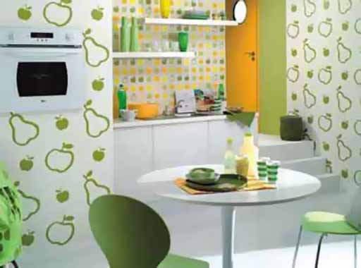 Su uno sfondo bianco e verde, mobili ben scelti creano una composizione armoniosa