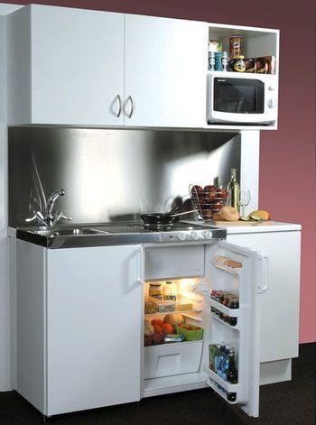 Spinta, jungianti šaldytuvą, kriaukle ir mikrobangų krosnelę, išspręs daugelį problemų mažoje virtuvėje