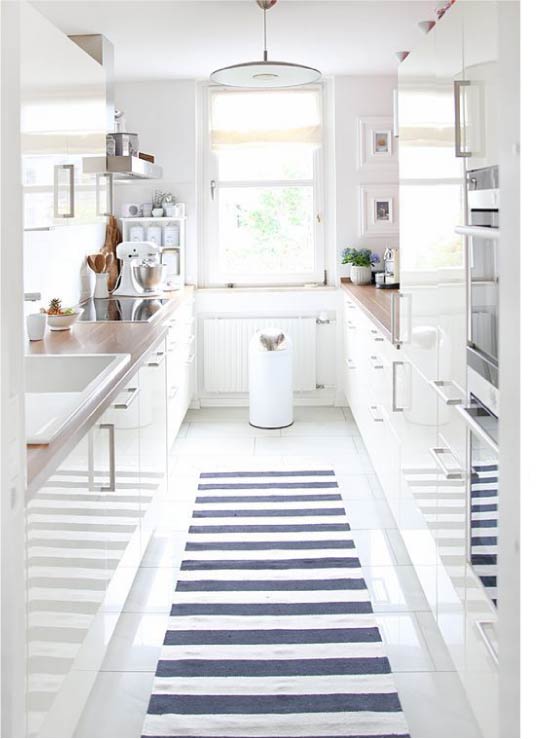 Dapur putih glossy dengan tata letak dua sisi