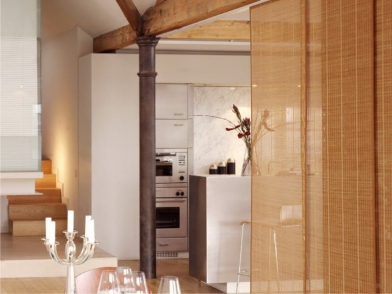 Панелни завеси от бамбук във вътрешността на кухнята