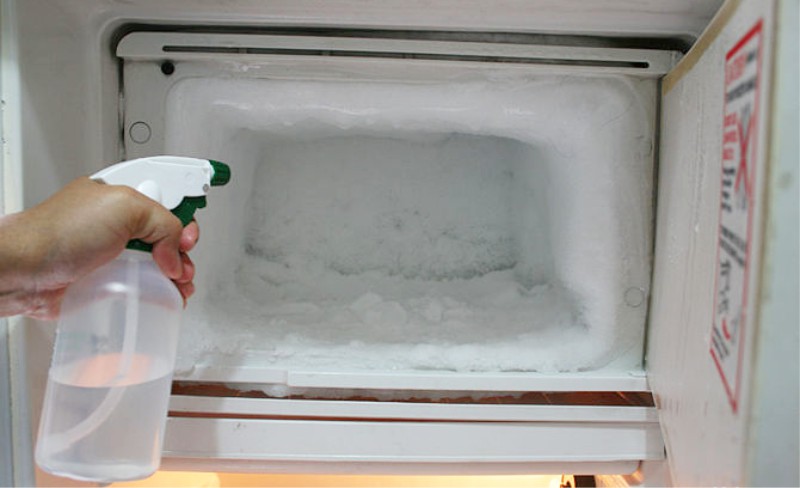 Accelerated defrosting of the refrigerator using a spray gun with hot water
