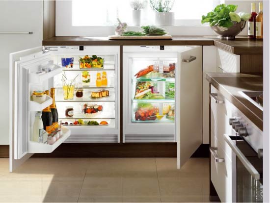 Kulkas dan freezer built-in di bawah meja