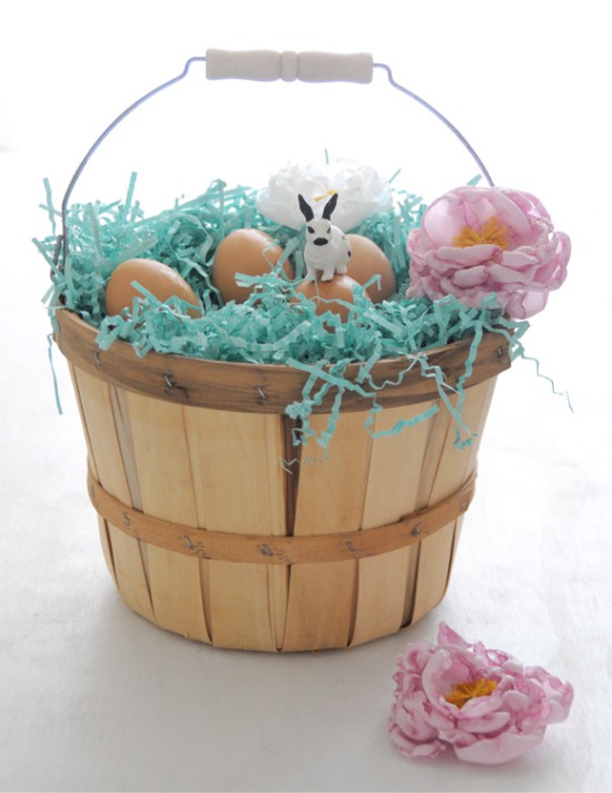Peonijos, pagamintos iš audinio dekoruojant Velykinius kiaušinius