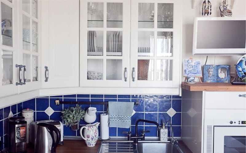 Interiér bielo-modrej kuchyne s jedlami s maľovaním gzhel