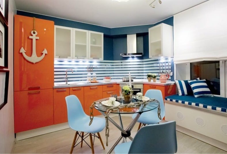 Oranžová modrá kuchyňa v morskom štýle
