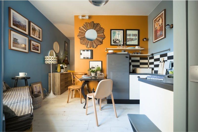 Orange-blå väggar i kökets inre