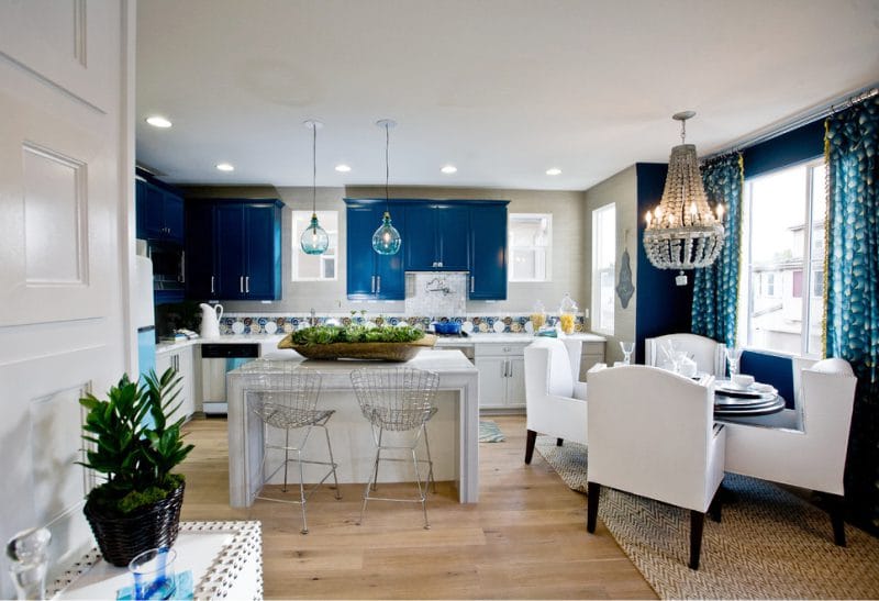 Blå gardiner i kökets inre