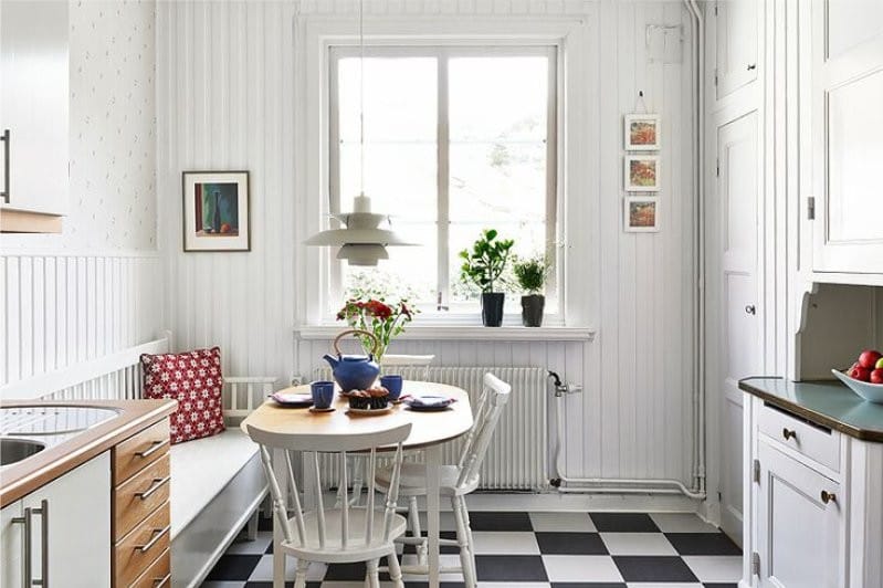 Svartvitt golv av kakel i köket i stil med skandinaviskt land
