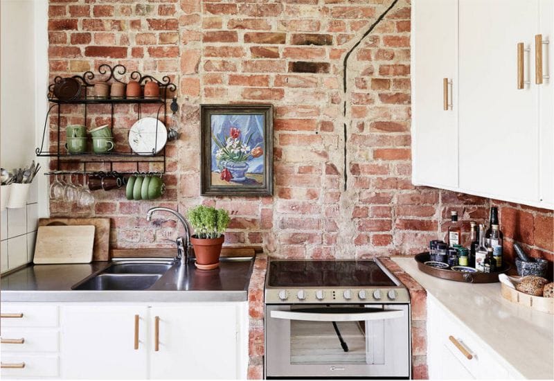 Tegelvägg i kökets interiör i rustik stil