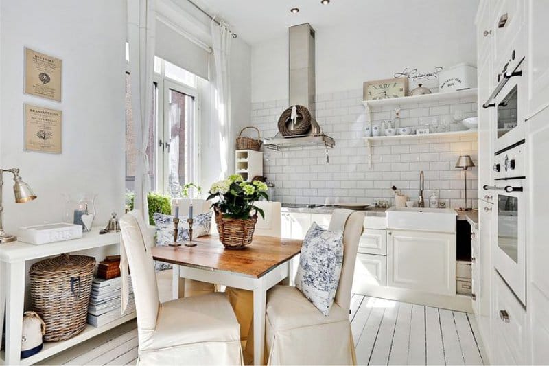 Biela kuchyňa Lidingo v interiéri v štýle Provence