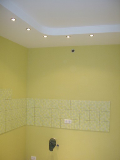 Görsel olarak tavanı daha yüksek yapabilen tasarım, genellikle mutfaklarda ve banyolarda bulunur.