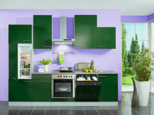 Le facciate luminose di una cucina su uno sfondo chiaro in combinazione con un viola delicato sono attraenti e armoniose
