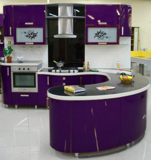 Halvcirkelformet kompakt køkken med farve