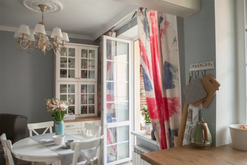 Interiér kuchyne v anglickom štýle a závesy vo forme britskej vlajky