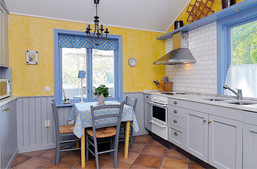 Kjøkken i gresk stil i en gul-og-blå fargevalg